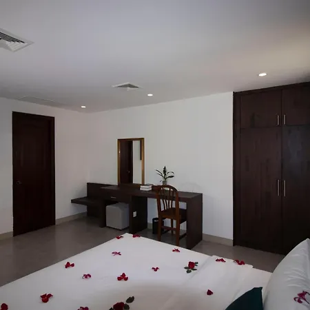 Vrest Hotel Phnom Penh Exterior photo